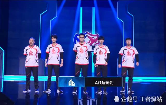 德州扑克心理战：如何通过故意展示底牌来诱导对手下一局的判断。（德州扑克心理博弈：刻意亮牌影响对手后续决策）